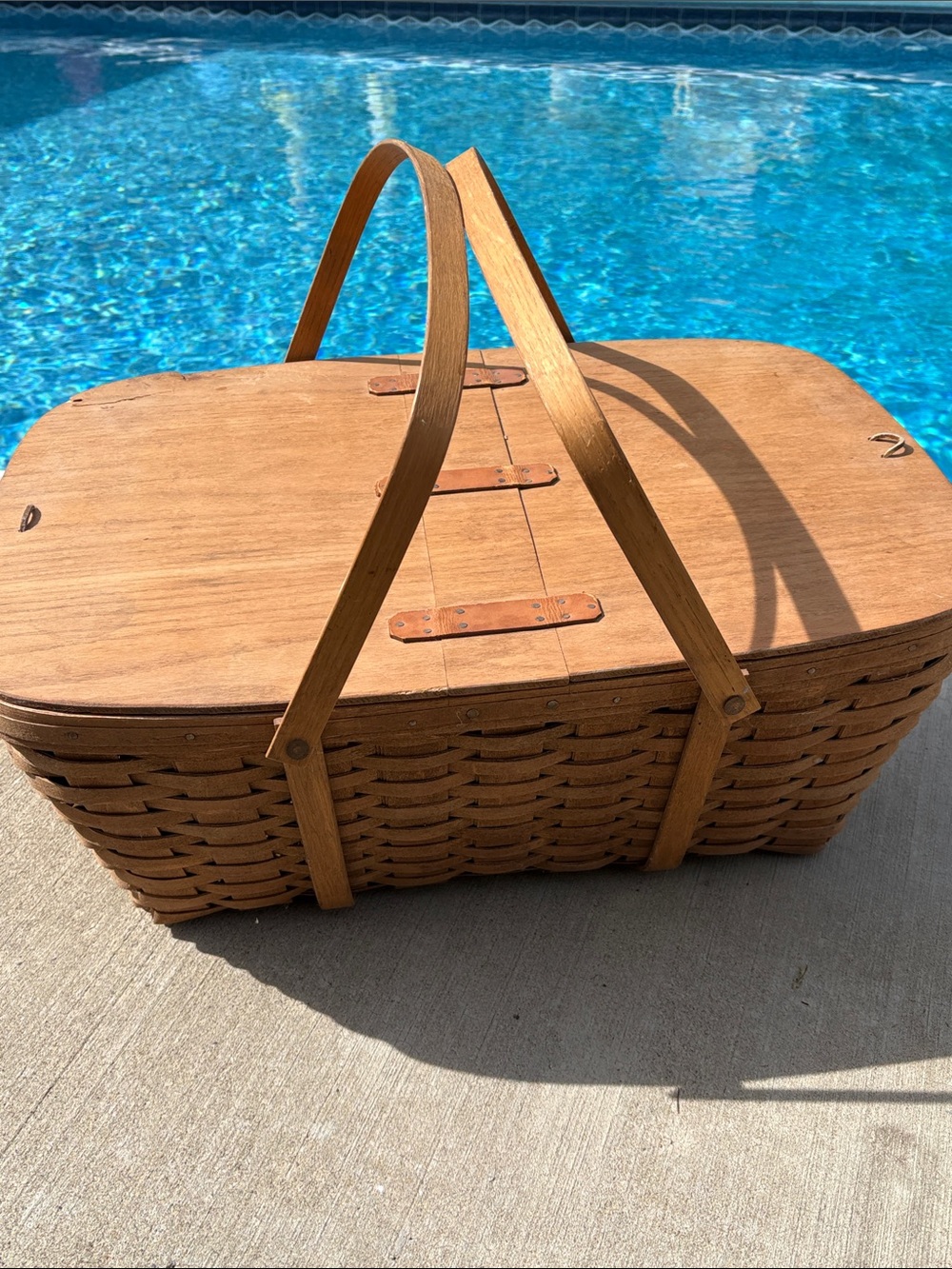 Vintage 1985 Longaberger family picnic basket With pie riser good condition